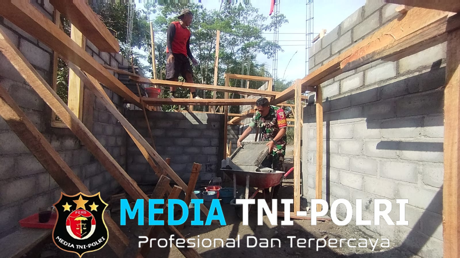 Gotong Royong Warga Dan Babinsa Koramil Binangun Bedah RTLH Milik Warga Di Blitar