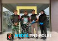 Warga Serahkan Trenggiling Hidup kepada Satgas Yonarmed 19/Bogani, Bukti Keberhasilan Pembinaan Masyarakat Perbatasan