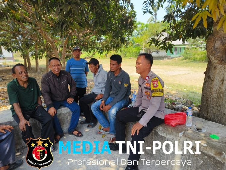 Polisi Bersama Masyarakat, Polsek Muaragembong Perkuat Cooling System Melalui Sambang Tokoh Masyarakat dan Pemuda di Desa Pantai Bakti