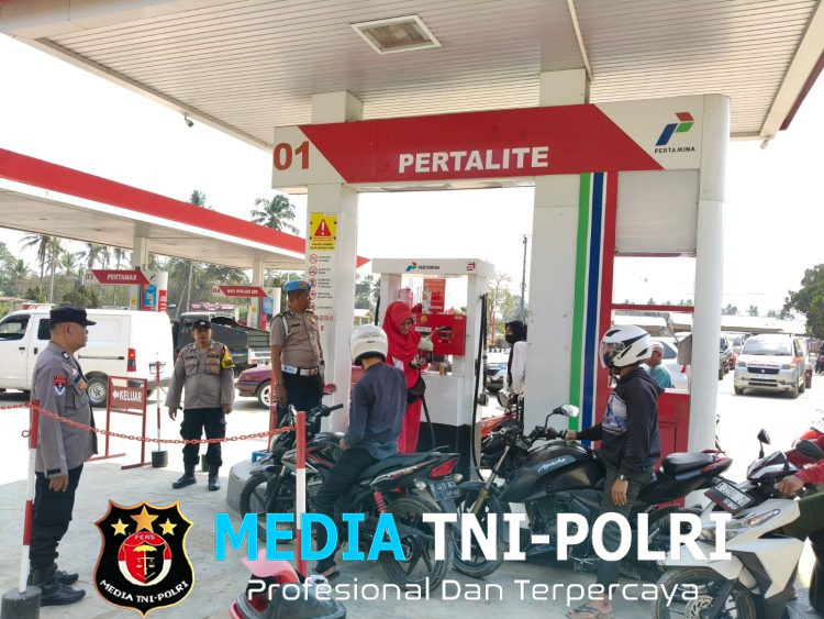 Respons Keluhan Warga, Polres Pringsewu Hadir Amankan Antrean BBM di SPBU