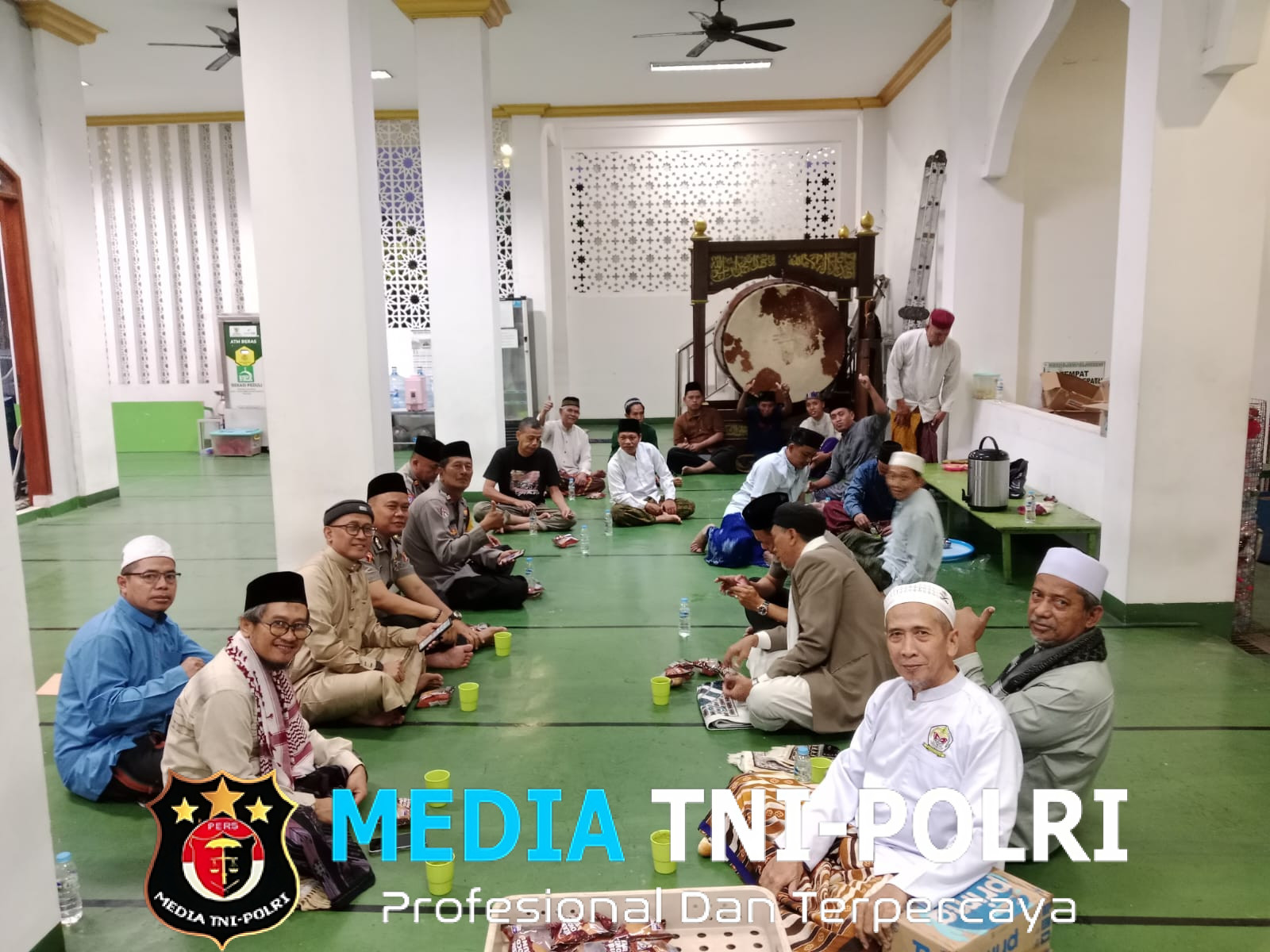Polisi Bersama Masyarakat, Kabagops Polres Metro Bekasi Pimpin Subuh Keliling di Cikarang Pusat, Perkuat Sinergi Kamtibmas