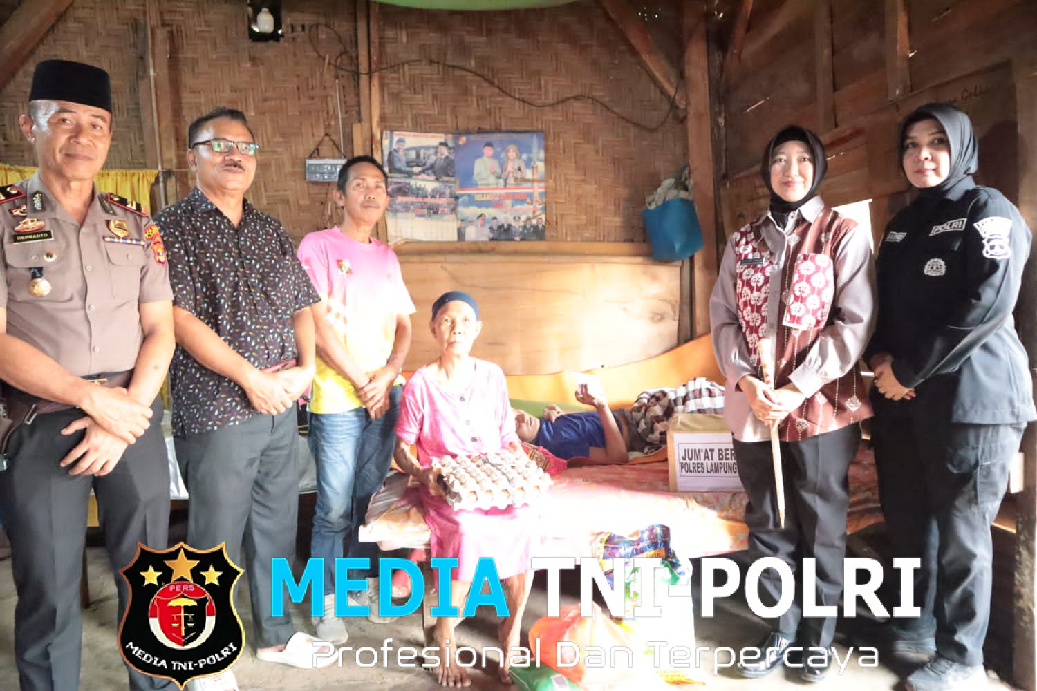 Jumat Berbagi, Kapolres Lampung Utara AKBP Raswidiati Anggraini Salurkan Sembako dan Uang Tunai kepada Warga Kurang Mampu