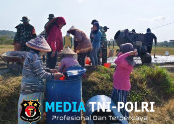Tak Hanya Bapak-Bapak, Emak-Emak Turun Tangan Bantu Satgas TMMD Kodim Boyolali Cor Jalan