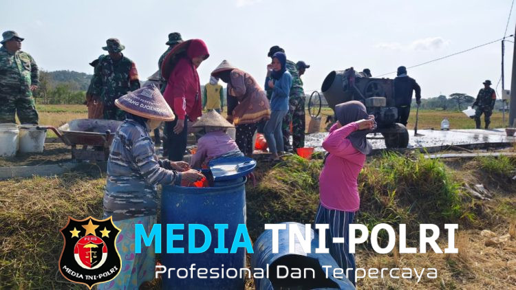Tak Hanya Bapak-Bapak, Emak-Emak Turun Tangan Bantu Satgas TMMD Kodim Boyolali Cor Jalan