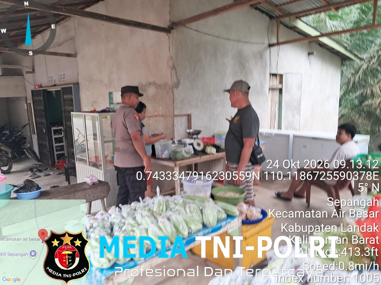 Sambangi Warga yang Belanja Sayur, Polisi Air Besar Sampaikan Imbauan Cegah Kejahatan
