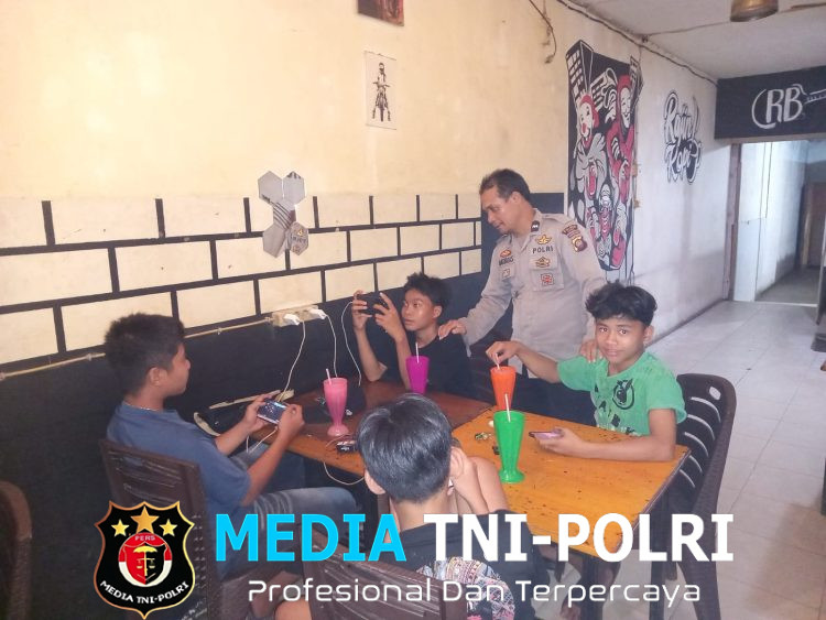 Humanis dan Penuh Kepedulian, Polisi Sapa Remaja yang Asyik Bermain HP Saat Patroli Malam