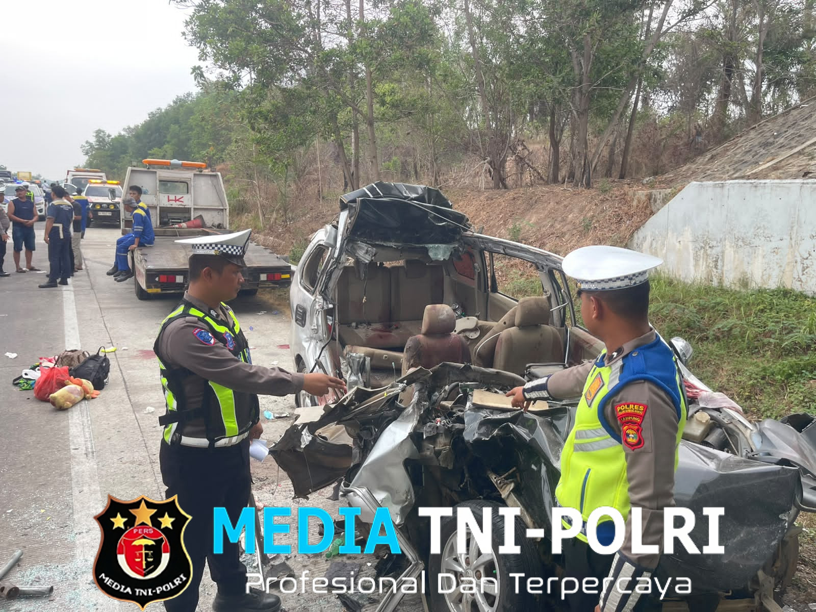 Sat Lantas Polres Tubaba Evakuasi Korban dan Kendaraan Laka Lantas di Jalan Tol Terpeka KM 198.100 A, 6 Orang Meninggal Dunia Anggota Polres Tulang Bawang Jadi Korban