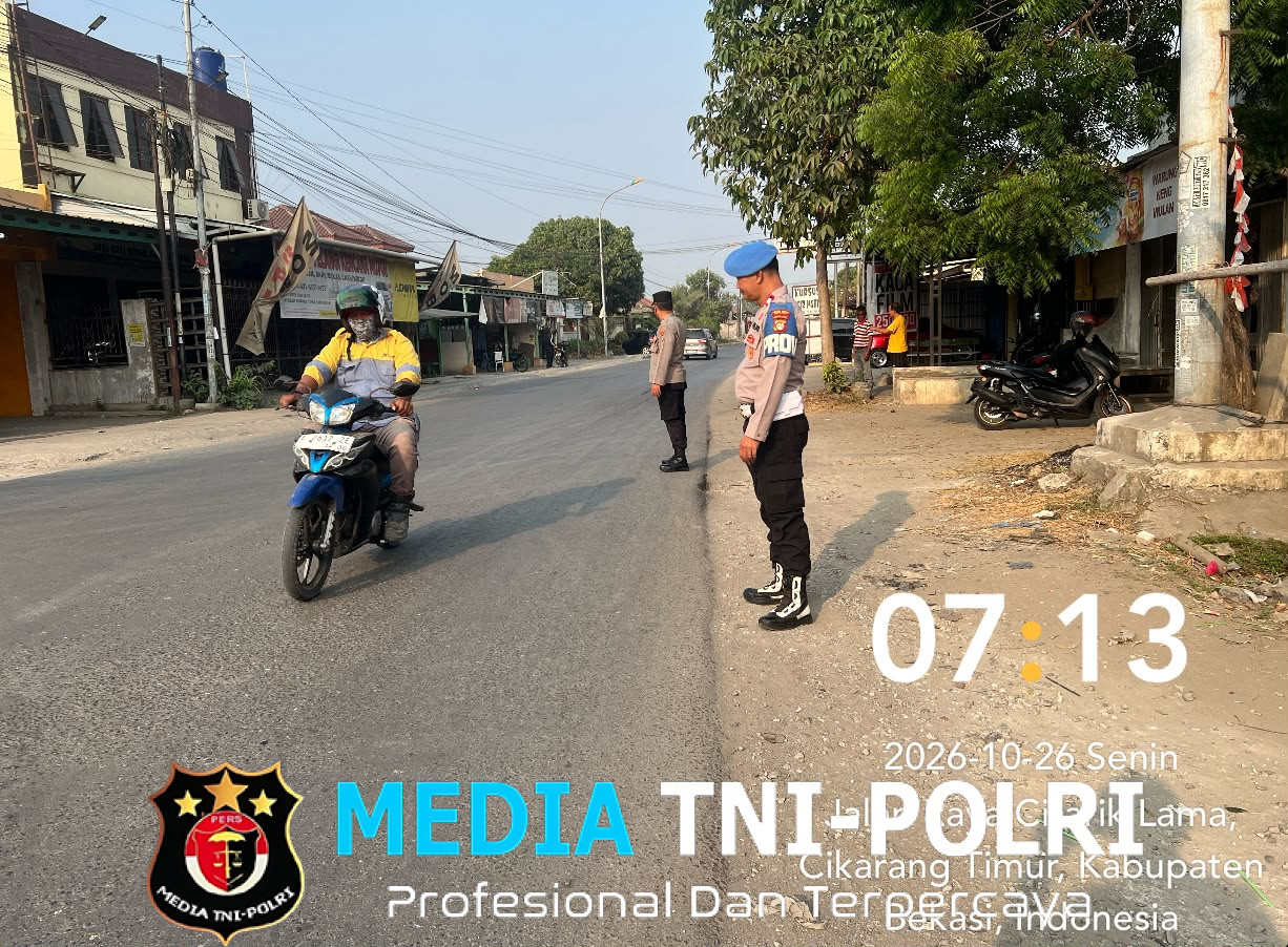 Kapolsek Cikarang Timur Pimpin Pengaturan Lalu Lintas Pagi di Tiga Titik, Pastikan Kelancaran dan Keselamatan Pengguna Jalan