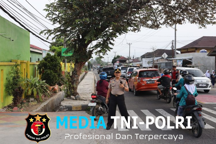 Tingkatkan Pelayanan Pagi Hari, Wakapolres Lampung Barat Pimpin dan Tinjau Langsung Pengamanan Rawan Pagi di MTsN 1 Liwa