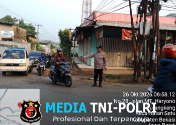 Polisi Tampil di Jam Sibuk, Polsek Setu Pastikan Kelancaran Lalu Lintas di Pertigaan Lurah Toni