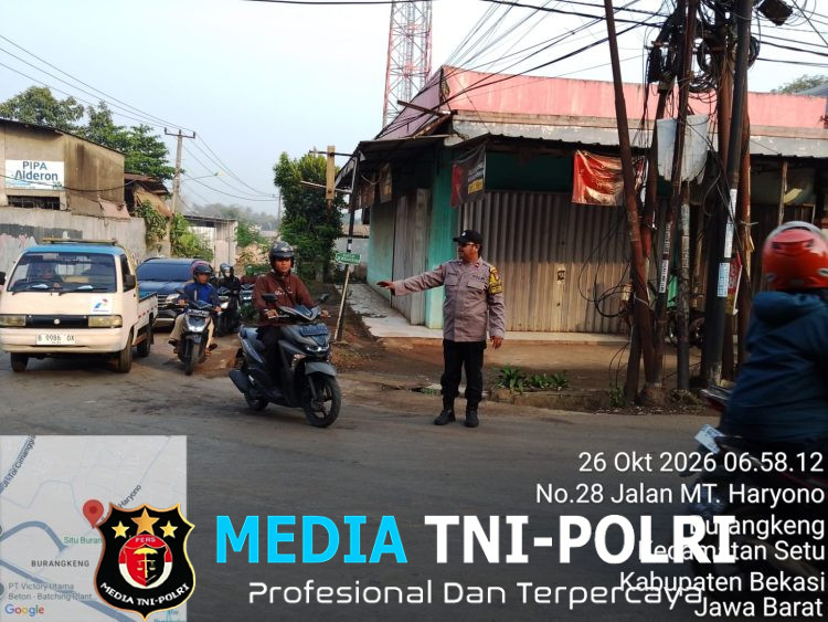 Polisi Tampil di Jam Sibuk, Polsek Setu Pastikan Kelancaran Lalu Lintas di Pertigaan Lurah Toni
