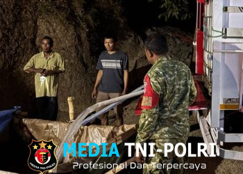 Peduli Kesulitan Warga, Babinsa Koramil 06/Batuwarno Bersama Relawan Salurkan Bantuan Air Bersih di Ronggojati