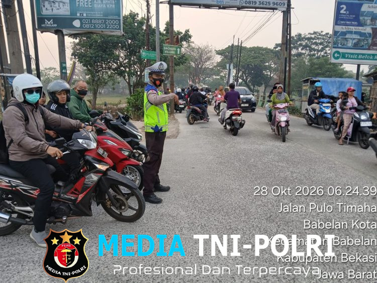 Kelancaran Arus Masyarakat Pagi Hari, Unit Lantas Polsek Babelan Gelar Gatur Lalin di Perempatan Warung Gabus