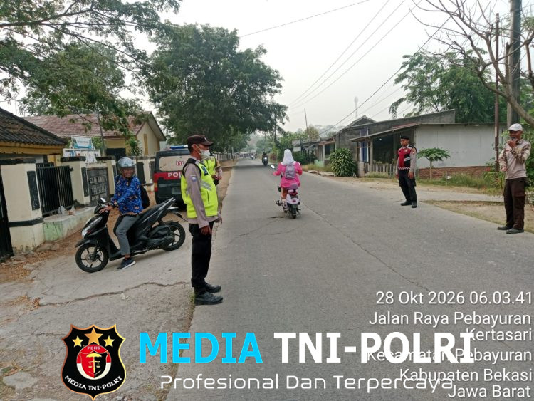 Kelancaran Aktivitas Pagi Hari, Personel Polsek Pebayuran Gelar Gatur Lalin dan Strong Point di Depan SMAN 1 Pebayuran
