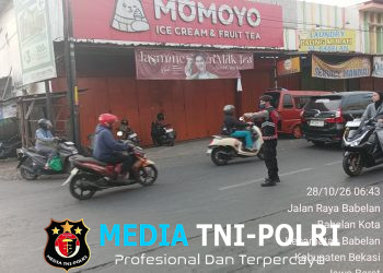 Berikan Pelayanan Pagi Hari, Personel Polsek Babelan Gelar Gatur Lalin di Pertigaan Jembatan Besi