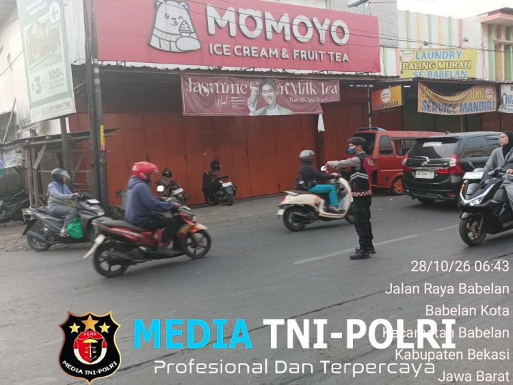 Berikan Pelayanan Pagi Hari, Personel Polsek Babelan Gelar Gatur Lalin di Pertigaan Jembatan Besi