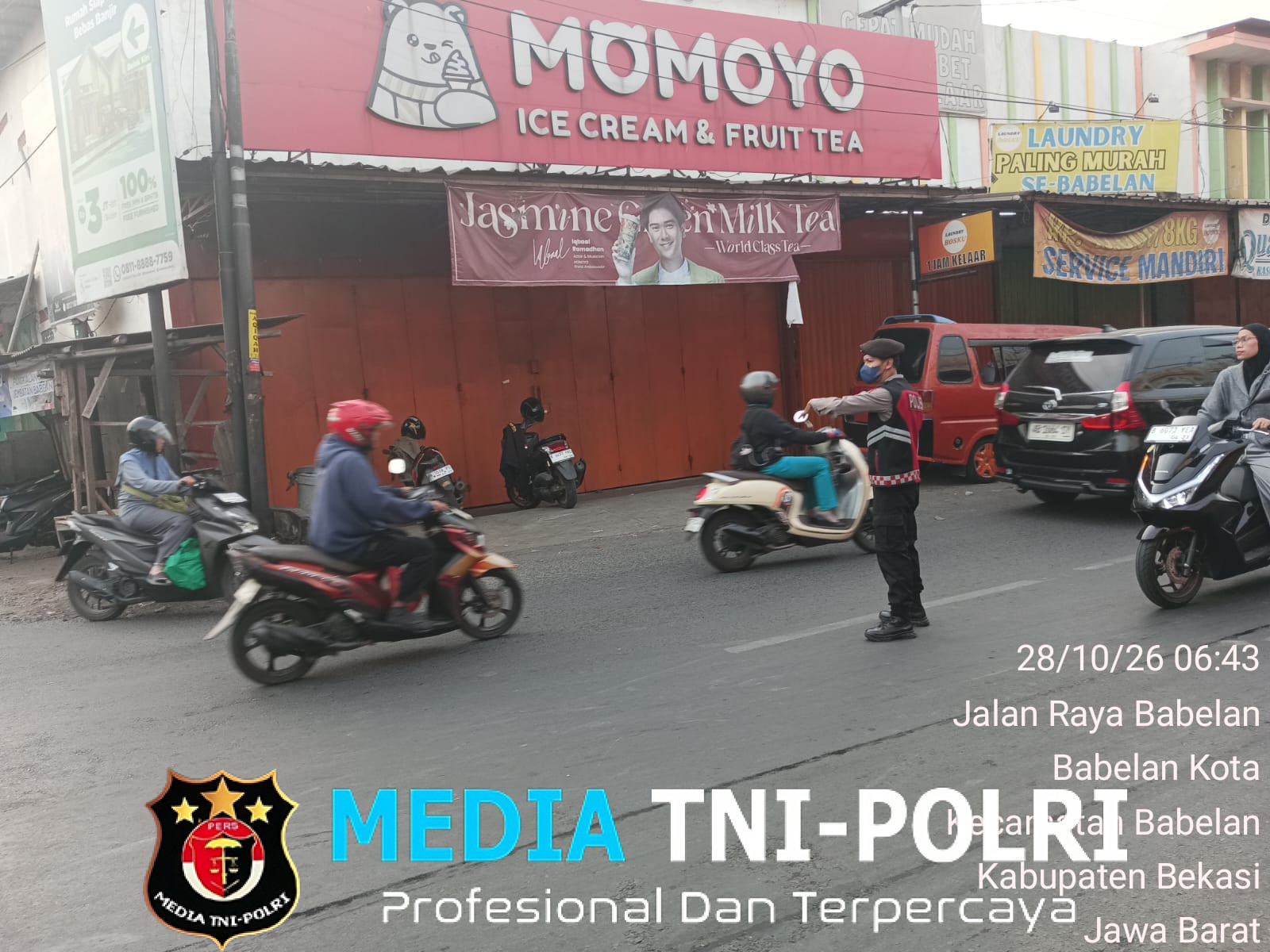 Berikan Pelayanan Pagi Hari, Personel Polsek Babelan Gelar Gatur Lalin di Pertigaan Jembatan Besi
