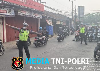 Kelancaran Arus Masyarakat Pagi Hari, Unit Lantas Polsek Setu Gelar Gatur Lalin di Pertigaan KUD Setu