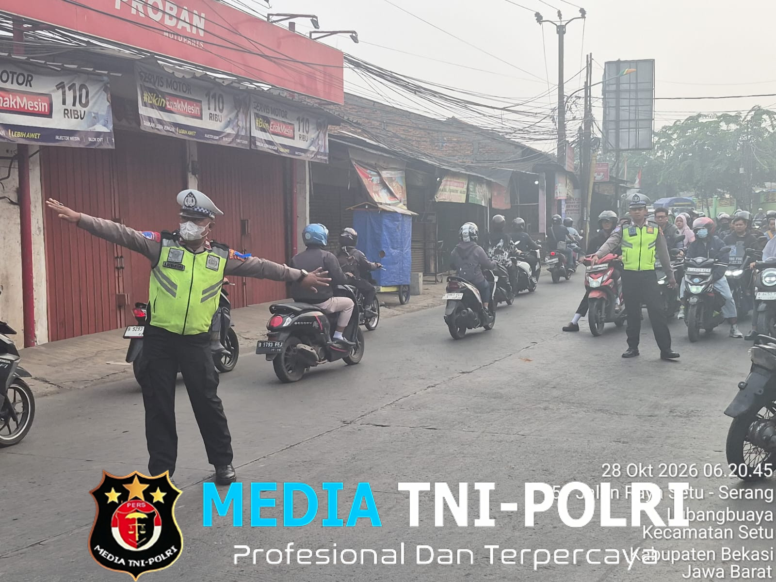 Kelancaran Arus Masyarakat Pagi Hari, Unit Lantas Polsek Setu Gelar Gatur Lalin di Pertigaan KUD Setu