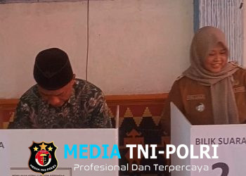Wakil Bupati Bersama Suami Coblos Pemilihan Kepala Pekon Di Pekon Pagelaran