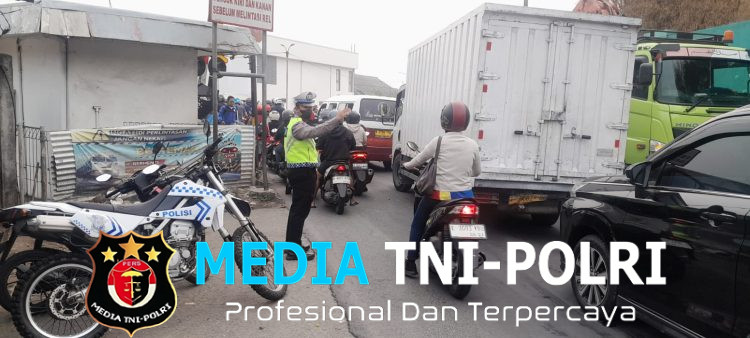 Serentak Kawal Titik Rawan, Satlantas Polres Metro Bekasi Bersama Polsek Jajaran Urai Kepadatan Arus Pagi