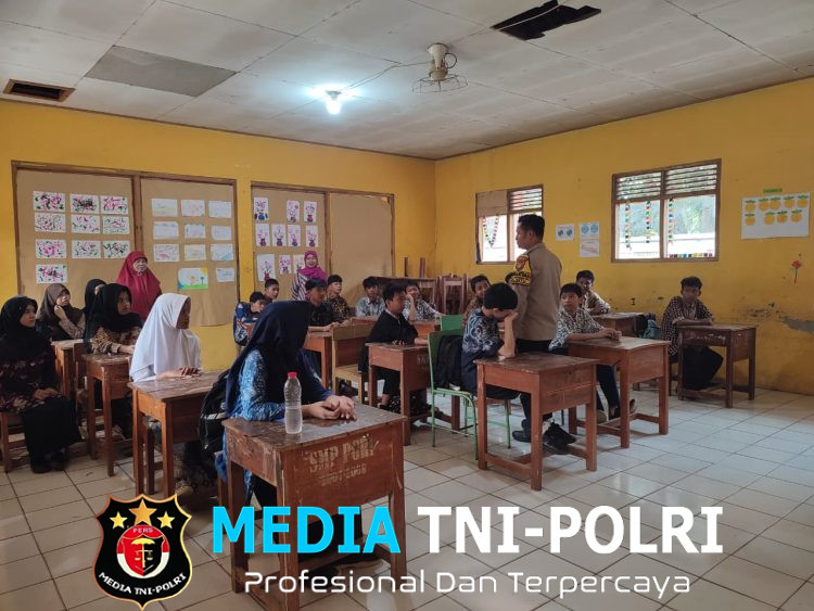Edukasi Generasi Muda, Bhabinkamtibmas Polsek Setu Gelar Program Police Go to School di SMK Mutiara Jaya