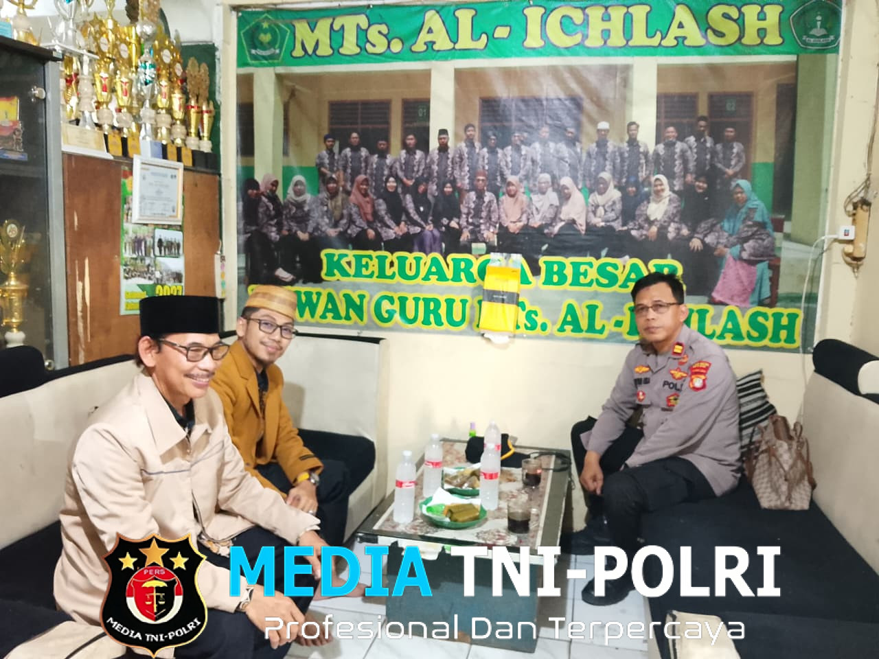 Peringati Hari Sumpah Pemuda Ke-98, Kanit Binmas Polsek Serang Baru Gelar Police Goes to School di SDIT dan SMPIT Al-Ikhlas