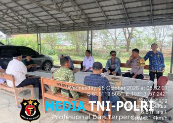 Perkuat Sinergitas Tiga Pilar, Bhabinkamtibmas Polsek Tambelang Gelar Sambang DDS di Kantor Desa Sukatenang