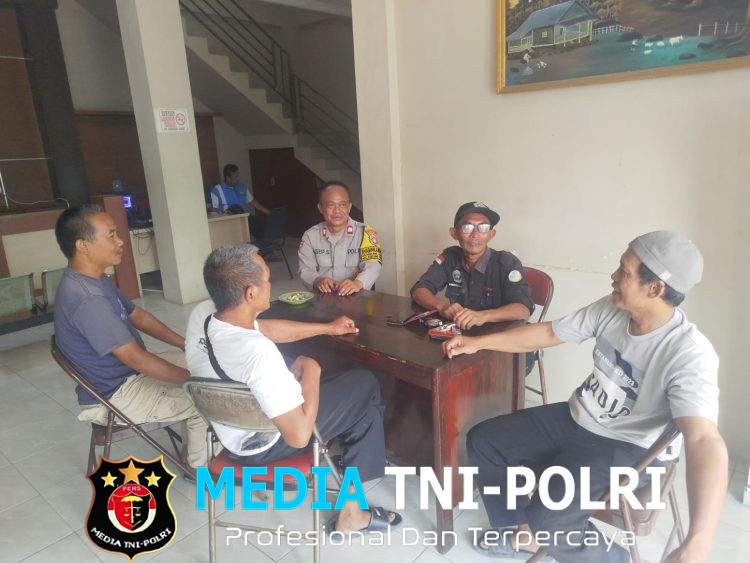 Tingkatkan Sikap Waspada dan Aktivasi Siskamling, Bhabinkamtibmas Polsek Kedungwaringin Sambangi Warga Kampung Kedunggede