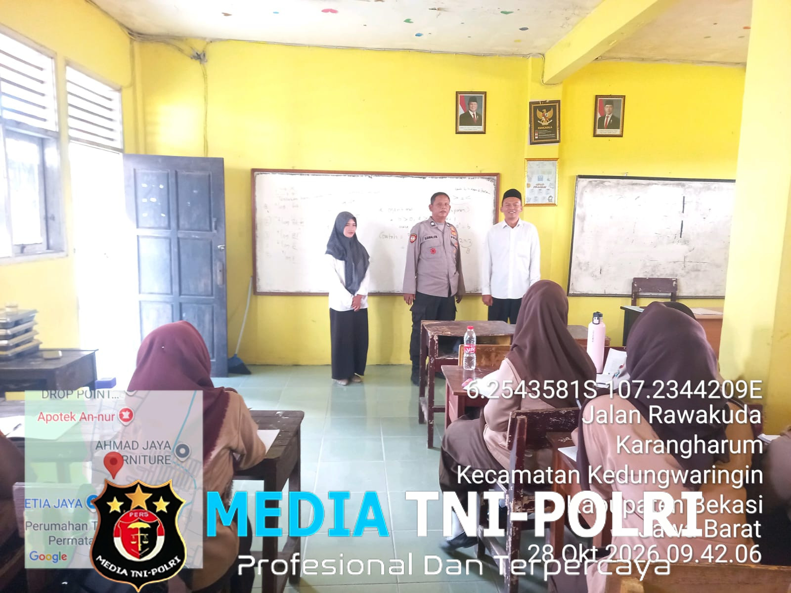 Kawal Kedisiplinan Pelajar dan Pembinaan Karakter, Bhabinkamtibmas Gelar Program Polisi Pendamping Kelas di SMK Bima Sakti