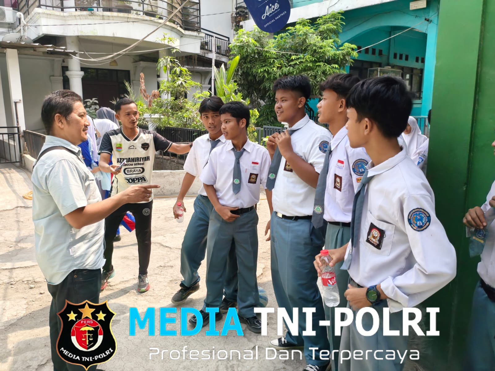 Tingkatkan Motivasi Belajar dan Kedisiplinan Pelajar, Polsek Pebayuran Siagakan Polisi Pendamping Kelas di SMA-SMK Az-Zhahiriyah