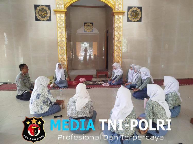 Berikan Motivasi Belajar dan Himbauan Kamtibmas, Personel Polsek Kedungwaringin Hadir dalam Program Polisi Pendamping Kelas di SMAN 1 Kedungwaringin