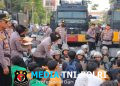Aksi Humanis Polwan Polda Lampung, Bagikan Air Minum kepada Massa Pendemo di Gedung DPRD