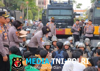 Aksi Humanis Polwan Polda Lampung, Bagikan Air Minum kepada Massa Pendemo di Gedung DPRD