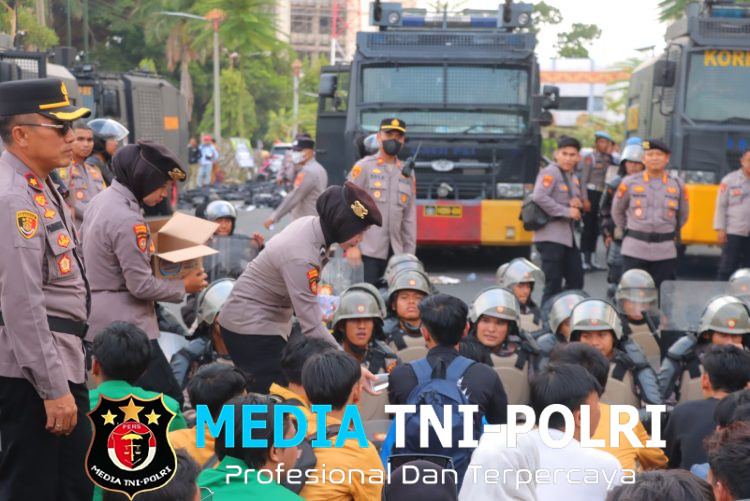 Aksi Humanis Polwan Polda Lampung, Bagikan Air Minum kepada Massa Pendemo di Gedung DPRD