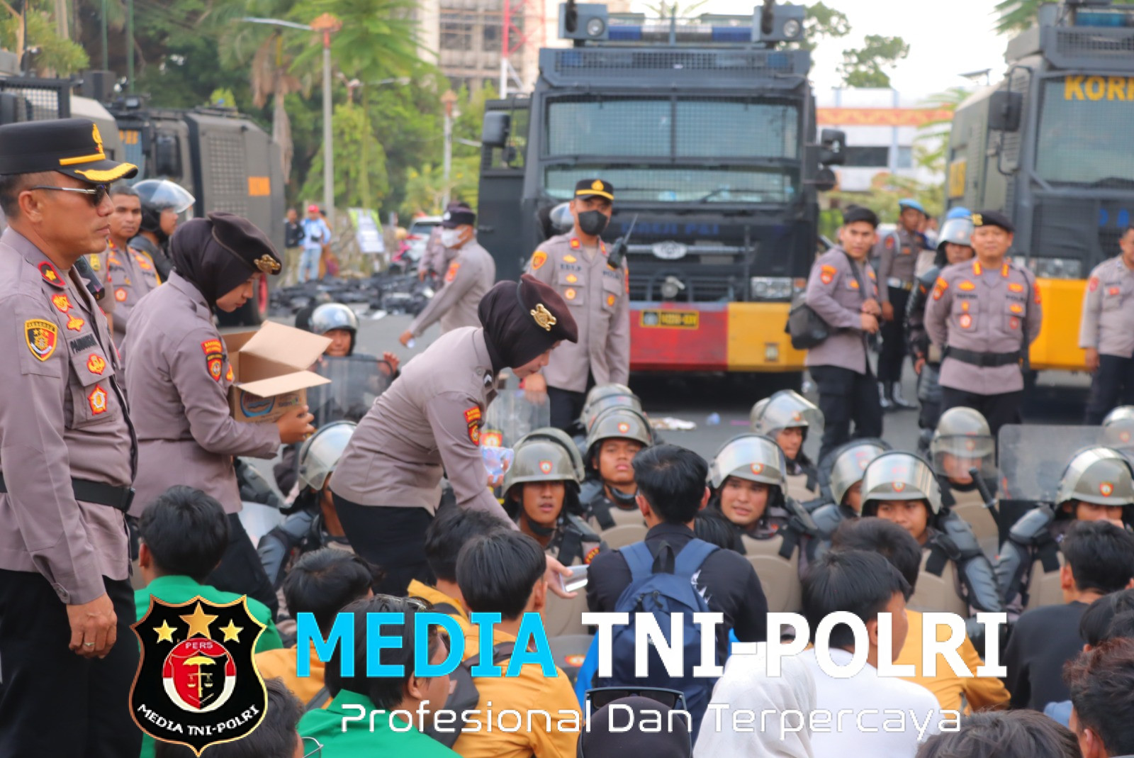 Aksi Humanis Polwan Polda Lampung, Bagikan Air Minum kepada Massa Pendemo di Gedung DPRD