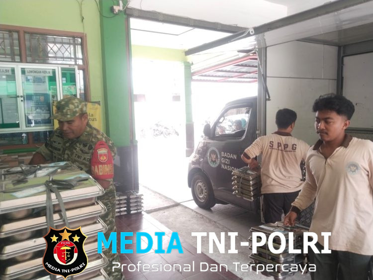 Babinsa Joyotakan Dukung Kelancaran Pendistribusian MBG di SMK Muhamadiyah 1 Surakarta