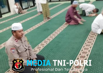 Pererat Silaturahmi dan Serap Aspirasi Warga, Bhabinkamtibmas Polsek Setu Gelar Subuh Keliling di Musholah Al Ikhlas Kertarahayu