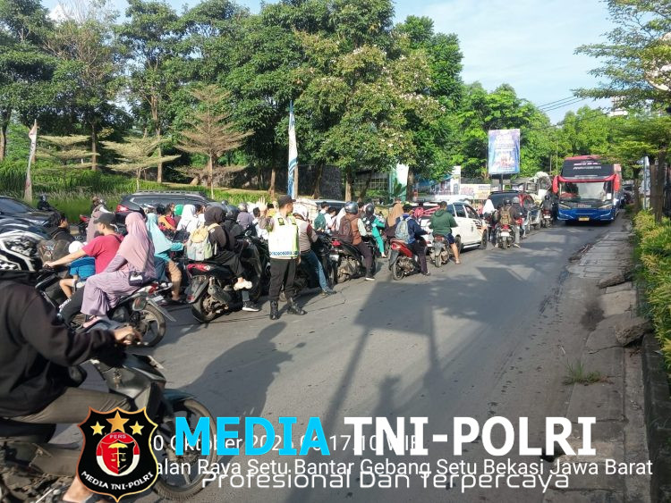 Berikan Pelayanan Pagi dan Urai Kepadatan, Polsek Setu Gelar Pengaturan Lalu Lintas di Depan Perum Grand Residence