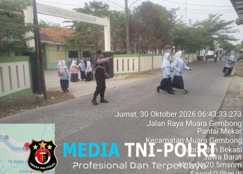 Pelayanan Pagi dan Pengamanan Sekolah, Polsek Muaragembong Gelar Strong Point dan Gatur Lalin di Depan SMPN 1 Muaragembong