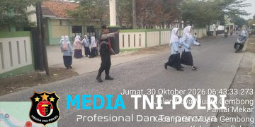 Pelayanan Pagi dan Pengamanan Sekolah, Polsek Muaragembong Gelar Strong Point dan Gatur Lalin di Depan SMPN 1 Muaragembong