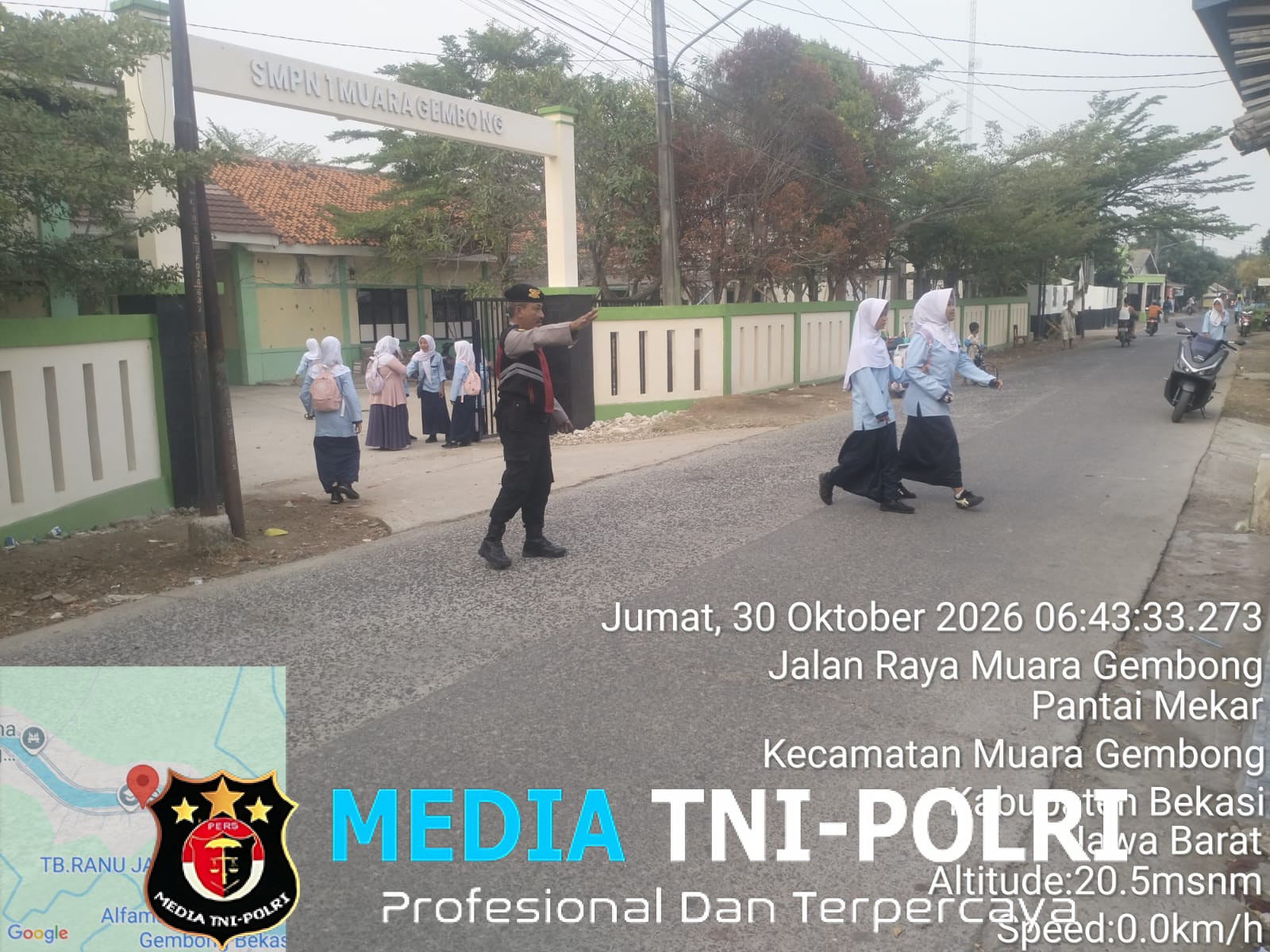 Pelayanan Pagi dan Pengamanan Sekolah, Polsek Muaragembong Gelar Strong Point dan Gatur Lalin di Depan SMPN 1 Muaragembong