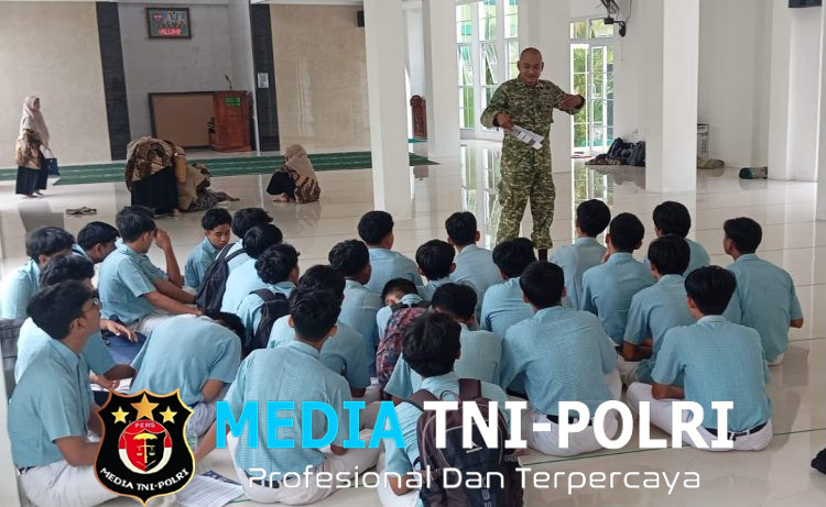 Babinsa Koramil 02/Selogiri Sosialisasikan Penerimaan Prajurit TNI kepada Pelajar SMK PGRI 2 dan MAN 1 Wonogiri