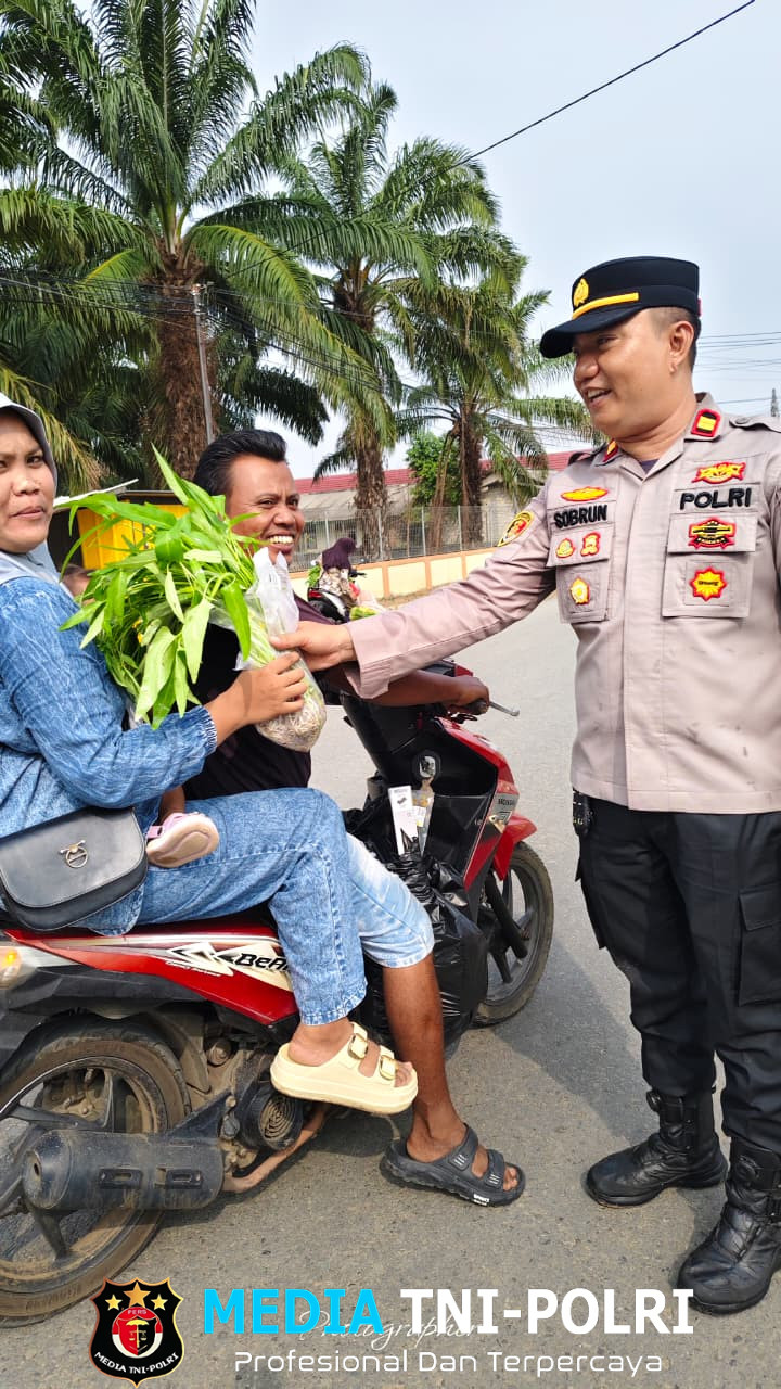Jumat Berkah, Polsek Tumijajar Bagikan Hasil Panen Sawah Kolam Biosaka, Wujudkan Kedaulatan Pangan