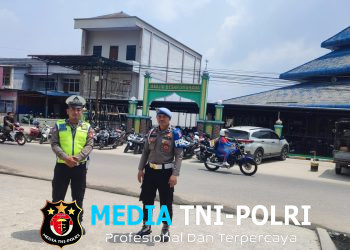 Polres Landak Terjunkan Personelnya Amankan Ibadah Sholat Jumat di Sejumlah Masjid Kota Ngabang