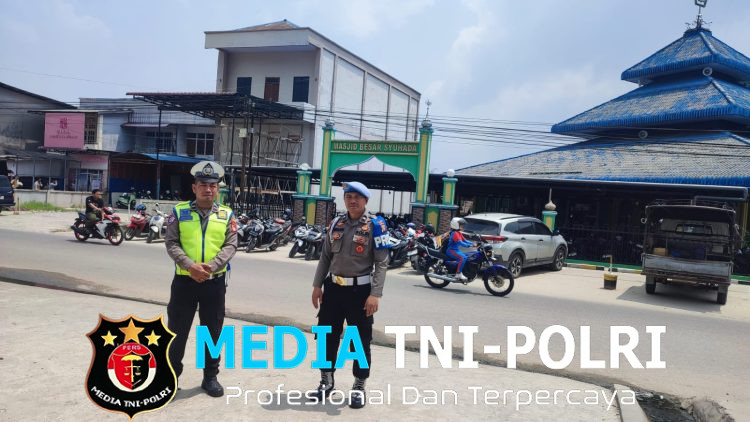 Polres Landak Terjunkan Personelnya Amankan Ibadah Sholat Jumat di Sejumlah Masjid Kota Ngabang